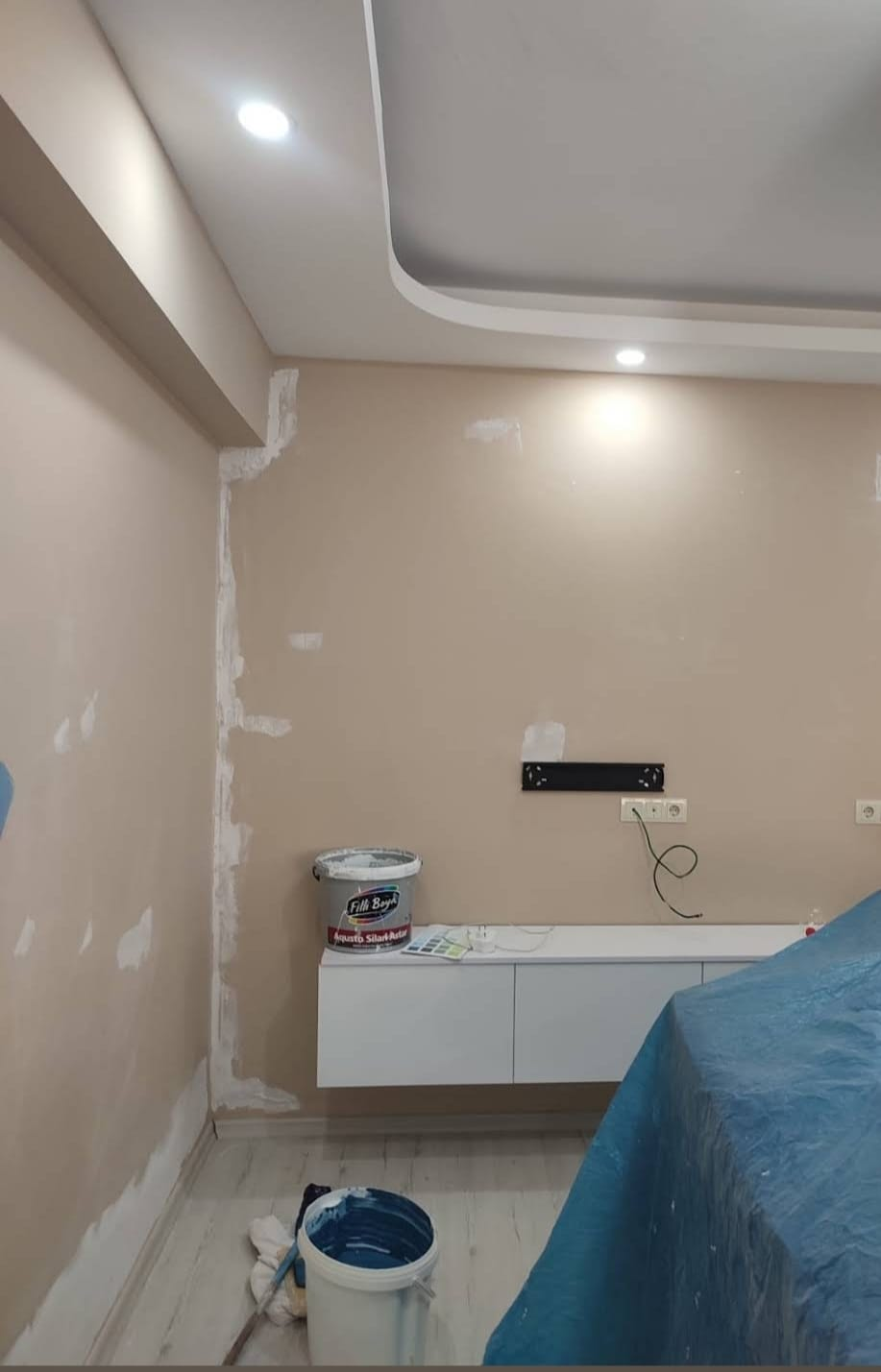 Bej tonlarında iç cephe boya uygulaması